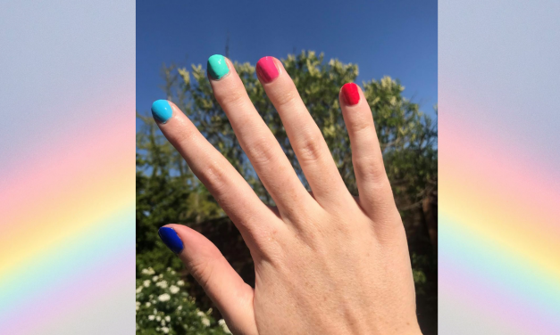 TREND: RAINBOW NAILS